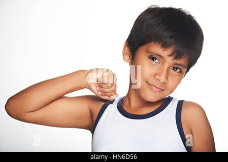 Hispanic boy showing muscles isolé sur fond blanc Banque D'Images