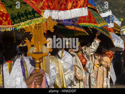 Les prêtres orthodoxes éthiopiens procession célébrant la fête de l'épiphanie Timkat colorés, région d'Amhara, Lalibela, Éthiopie Banque D'Images