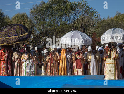 Les prêtres en face de la piscine pendant les célébrations de l'Epiphanie, Timkat, région d'Amhara, Lalibela, Éthiopie Banque D'Images