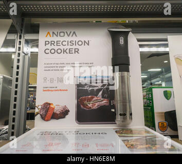 Marque une anova machine sous vide s'affichent dans un magasin Best Buy à New York le lundi, Février 6, 2017. Electrolux a annoncé qu'elle fera l'acquisition d'Anova, le fabricant d'un appareil de cuisson sous vide, pour 250 millions de dollars. Electrolux est le deuxième plus grand fabricant d'appareils ménagers dans le monde. (© Richard B. Levine) Banque D'Images