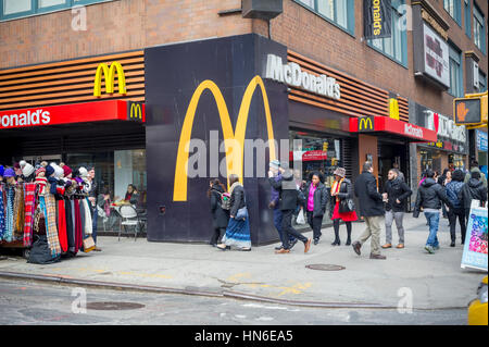 Un restaurant McDonald's dans le centre de Manhattan à New York, le dimanche 5 février, 2017. (© Richard B. Levine) Banque D'Images