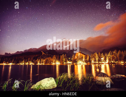 Ciel étoilé au-dessus du lac dans le Parc National des Hautes Tatras. Banque D'Images