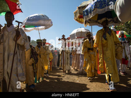 Les prêtres orthodoxes éthiopiens procession célébrant la fête de l'épiphanie Timkat colorés, région d'Amhara, Lalibela, Éthiopie Banque D'Images
