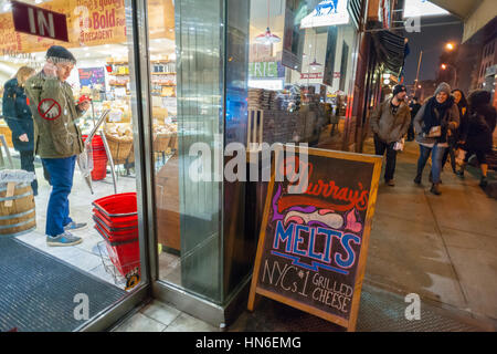 Le Murray's Cheese store à Greenwich Village à New York le Mardi, Février 7, 2017. Kroger Co., la plus grande chaîne d'épiceries aux États-Unis a acquis Murray's Cheese situé à Greenwich Village, à New York, pour un montant non communiqué. Murray a ouvert ses portes en 1940 alors que Kroger est situé dans 35 états. Kroger a eu un ministère du fromage de Murray dans 350 de ses magasins dans le cadre d'un accord datant de 2008.(© Richard B. Levine) Banque D'Images