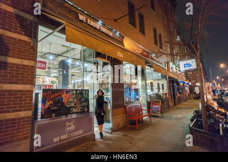 Le Murray's Cheese store à Greenwich Village à New York le Mardi, Février 7, 2017. Kroger Co., la plus grande chaîne d'épiceries aux États-Unis a acquis Murray's Cheese situé à Greenwich Village, à New York, pour un montant non communiqué. Murray a ouvert ses portes en 1940 alors que Kroger est situé dans 35 états. Kroger a eu un ministère du fromage de Murray dans 350 de ses magasins dans le cadre d'un accord datant de 2008.(© Richard B. Levine) Banque D'Images