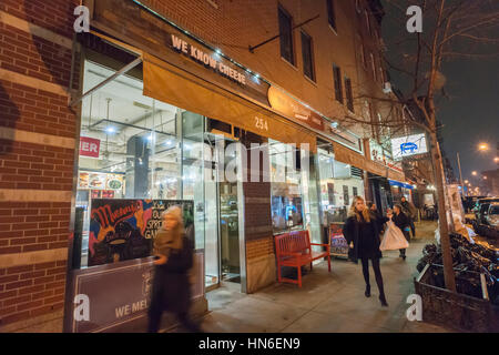 Le Murray's Cheese store à Greenwich Village à New York le Mardi, Février 7, 2017. Kroger Co., la plus grande chaîne d'épiceries aux États-Unis a acquis Murray's Cheese situé à Greenwich Village, à New York, pour un montant non communiqué. Murray a ouvert ses portes en 1940 alors que Kroger est situé dans 35 états. Kroger a eu un ministère du fromage de Murray dans 350 de ses magasins dans le cadre d'un accord datant de 2008.(© Richard B. Levine) Banque D'Images