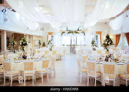 Intérieur d'une tente mariage decoration prêt pour vous Banque D'Images