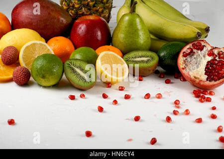 Set de Juicy Fruits tropicaux mûrs sur une surface blanche Banque D'Images
