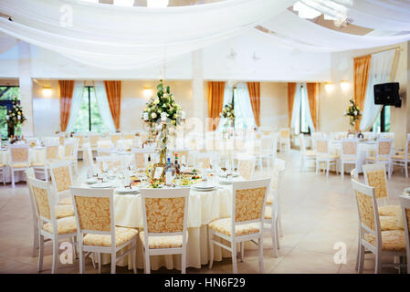 Intérieur d'une tente mariage decoration prêt pour vous Banque D'Images