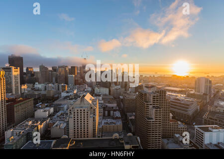 Vue sur le centre-ville de San Francisco et le brouillard lever du soleil sur la baie. Banque D'Images