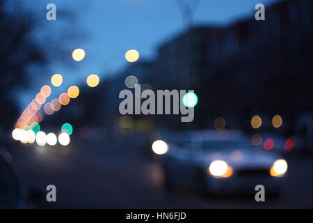 Deux voitures qui passent dans la nuit. Banque D'Images