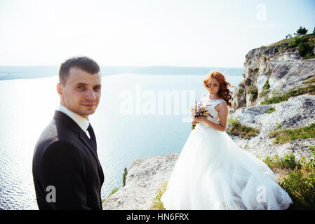 Wedding couple séjournant plus beau paysage Banque D'Images