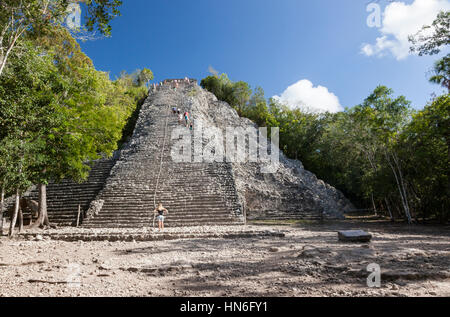 Nohoch Mul, la pyramide du temple, civilisation maya ancienne, Coba, péninsule du Yucatan, État mexicain de Quintana Roo, Mexique Banque D'Images