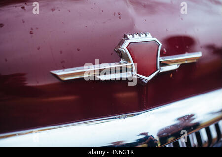 Libre de l'usine automobile Gorki logo sur vintage GAZ-M-21 Volga Banque D'Images