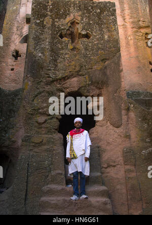Prêtre orthodoxe, debout dans un rock church, région d'Amhara, Lalibela, Éthiopie Banque D'Images