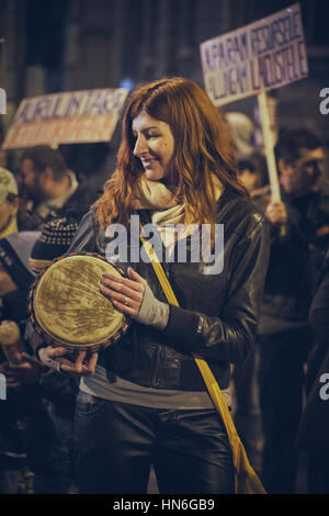 Bucarest, Roumanie - le 6 octobre 2013 : Jeune femme joue du tambour pendant le soulèvement de la population contre l'extraction de l'or au cyanure à Rosia Montana Banque D'Images