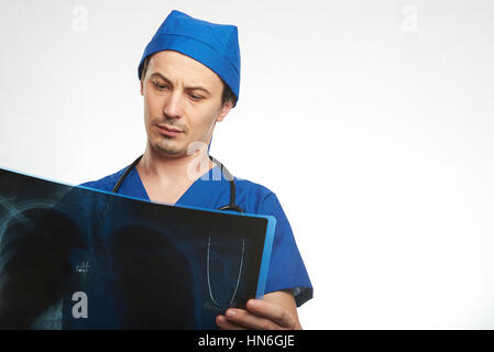 Médecin sérieux tenir x-ray image isolé sur blanc avec un espace supplémentaire Banque D'Images