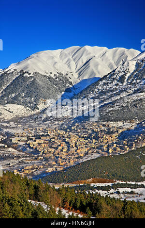 Vue de la ville de Karpenisi et Velouchi (ou 'Tymphristos') montagne. Karpenissi est le 'capital' de Evrytania préfecture, Grèce centrale Banque D'Images