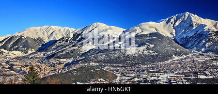 Vue de la ville de Karpenisi et Velouchi (ou 'Tymphristos') montagne. Karpenissi est le 'capital' de Evrytania préfecture, Grèce centrale Banque D'Images