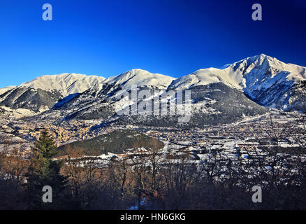 Vue de la ville de Karpenisi et Velouchi (ou 'Tymphristos') montagne. Karpenissi est le 'capital' de Evrytania préfecture, Grèce centrale Banque D'Images