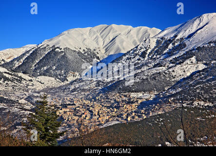 Vue de la ville de Karpenisi et Velouchi (ou 'Tymphristos') montagne. Karpenissi est le 'capital' de Evrytania préfecture, Grèce centrale Banque D'Images