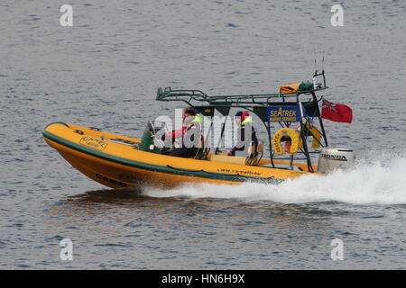 Un Ribtec 655 dans sandglow Camel Trophy livrée, exploité par Seatrek Marine Services, passant Cloch Gourock (point) dans le Firth of Clyde. Banque D'Images