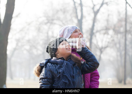 Deux petites filles, avec des plafonds et des foulards jouer, selective focus et petite profondeur de champ Banque D'Images