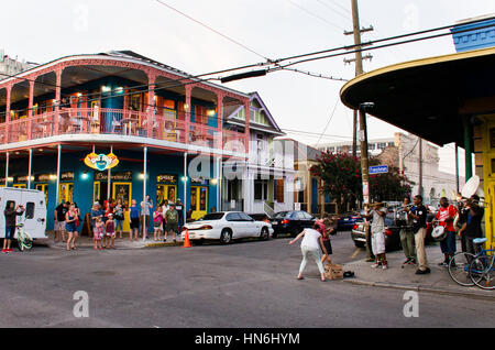 New Orleans, USA - Le 13 juillet 2015 : l'on acclame et la danse à la musique jouée par groupe local dans le quartier français, la Nouvelle Orléans, Louisiane. Banque D'Images