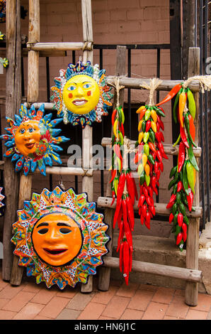Les masques d'argile mexicaine peinte à la main de Sun et de Chili Ristras Aztèque Banque D'Images