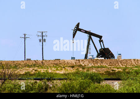 Pumpjack sur les gisements dans les prairies du Texas. Banque D'Images