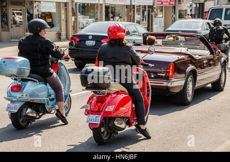 Toronto, Canada - le 22 juillet 2014 : deux femmes sur des motos en pleine discussion dans Toronto, Canada Banque D'Images