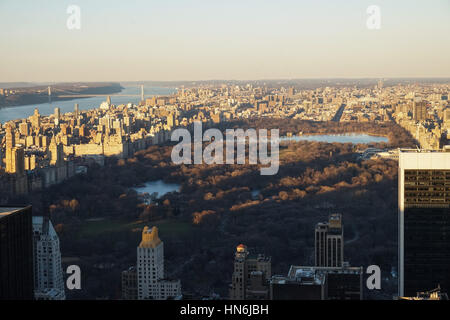 Vue du haut de la roche-de-chaussée d'affichage en haut du Rockefeller Center, New York City Banque D'Images