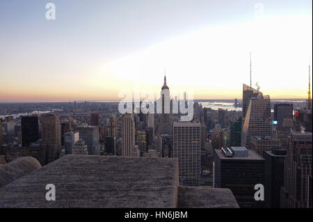 Vue du haut de la roche-de-chaussée d'affichage en haut du Rockefeller Center, New York City Banque D'Images