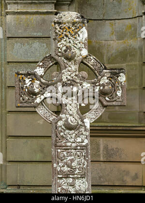 Croix celtique en pierre ornée d'une pierre tombale en cimetière de l'église St Mary Magdalene, Castle Ashby, Northamptonshire, England, UK Banque D'Images