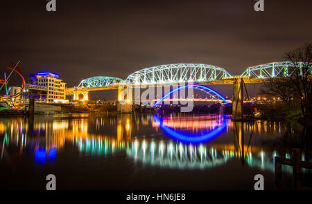 Le John Seigenthaler passerelle pour piétons et Korean War Veterans Memorial Bridge sur la rivière Cumberland dans le centre-ville de Nashville, Tennessee. Banque D'Images