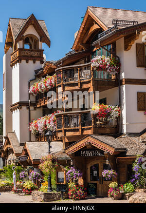 Vail, USA - 10 septembre 2015 : Swiss style bâtiment décoré de Lancelot Restaurant à Vail, Colorado Banque D'Images