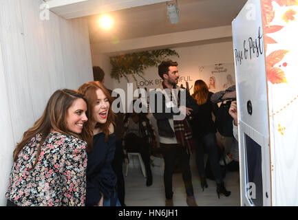 Utilisez uniquement rédactionnel nouvel ambassadeur pour Garnier Garnier Nutrisse et mélanges ultime Angela Scanlon (deuxième à gauche) assiste à l'ouverture de la salle des mélanges à Londres pour célébrer Garnier Mélanges ultime nouvelle gamme de soins capillaires guérisseur d'érable. Banque D'Images