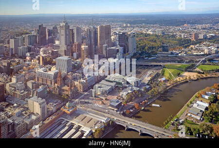 Vue panoramique aérienne du quartier central des affaires de Melbourne et de la rivière Yarra, au premier plan. Banque D'Images