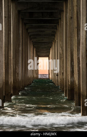 En vertu de la Scripps Pier shot symétrique avec des vagues pendant le coucher du soleil à La Jolla, San Diego, Californie Banque D'Images