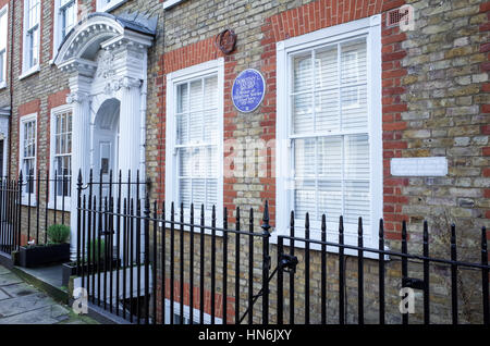 L Dorothy Sayers House (1893 - 1957), auteur de roman policier, a vécu à 24 grande rue James 1921 - 1929. Plaque de Londres 2000 par English Heritage Banque D'Images