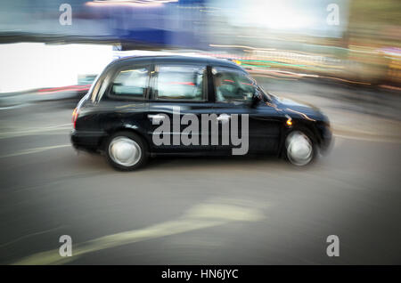 Un taxi de Londres à travers les lecteurs de Piccadilly Circus - Motion Blur Banque D'Images