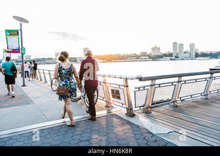New York, USA - 18 juin 2016 : un couple en train de marcher sur la promenade de Riverside Park pier 1 à New York City, avec vue sur le New Jersey Banque D'Images