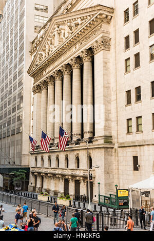 New York, USA - 18 juin 2016 : vue verticale de la Bourse de New York avec des drapeaux américains et les gens qui marchent Banque D'Images