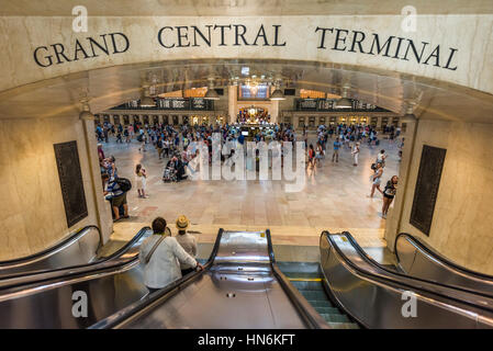 New York, USA - 19 juin 2016 : Grand central Terminal de New York avec signer et voir d'escalator Banque D'Images