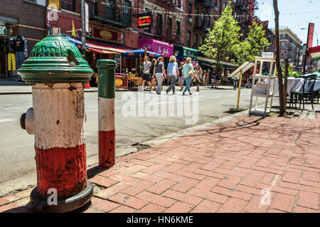 New York, USA - 18 juin 2016 : couleur du drapeau d'incendie dans la petite Italie Banque D'Images