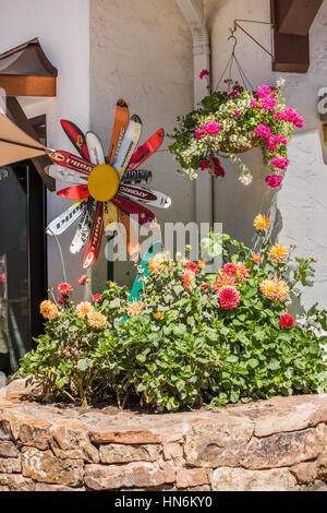 Vail, USA - 10 septembre 2015 : l'avant du magasin de ski avec des décorations de fleurs Banque D'Images