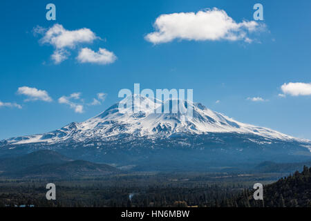 Snowcapped Mount Shasta volcano en hiver avec vue sur la vallée et les nuages sur la montagne Banque D'Images