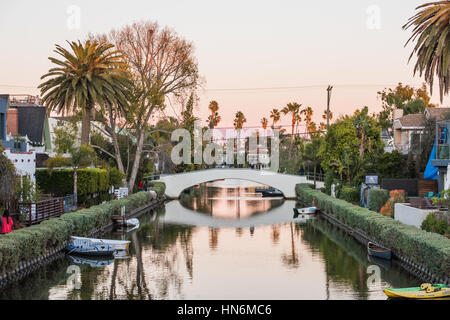 Venise, USA - 25 décembre 2015 : italien-comme canaux de Los Angeles pendant le coucher du soleil du soir avec des canoës et pont Banque D'Images