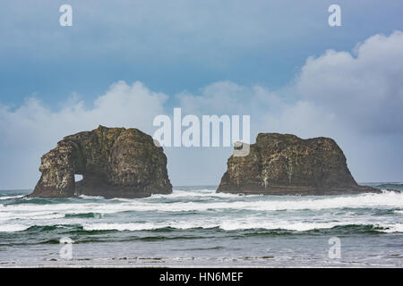 Twin Rocks à Rockaway Beach, Oregon au cours couvert en temps brumeux océan Pacifique Banque D'Images