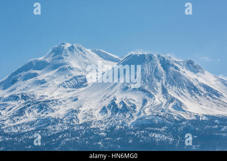 Snowcapped Mount Shasta volcano en hiver avec vue sur la vallée et les nuages sur la montagne Banque D'Images